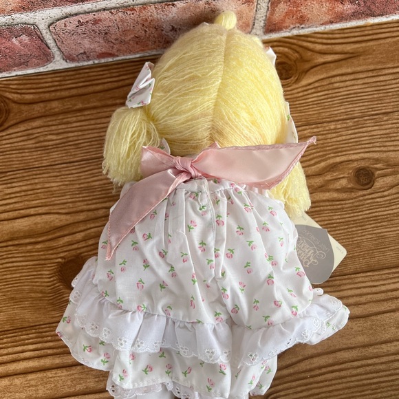 Precious Moments Terri #5488 1985 Bless Your Heart - Picture 5 of 6